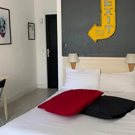 Vieille Tour Centre מלון *